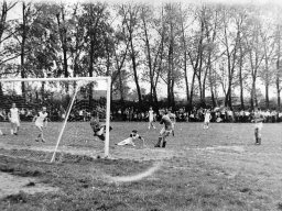 Mecz CKS Zbiersk - Korona Petryki 1985 rok. Arkadiusz Majchrzak strzela gola na 5:0